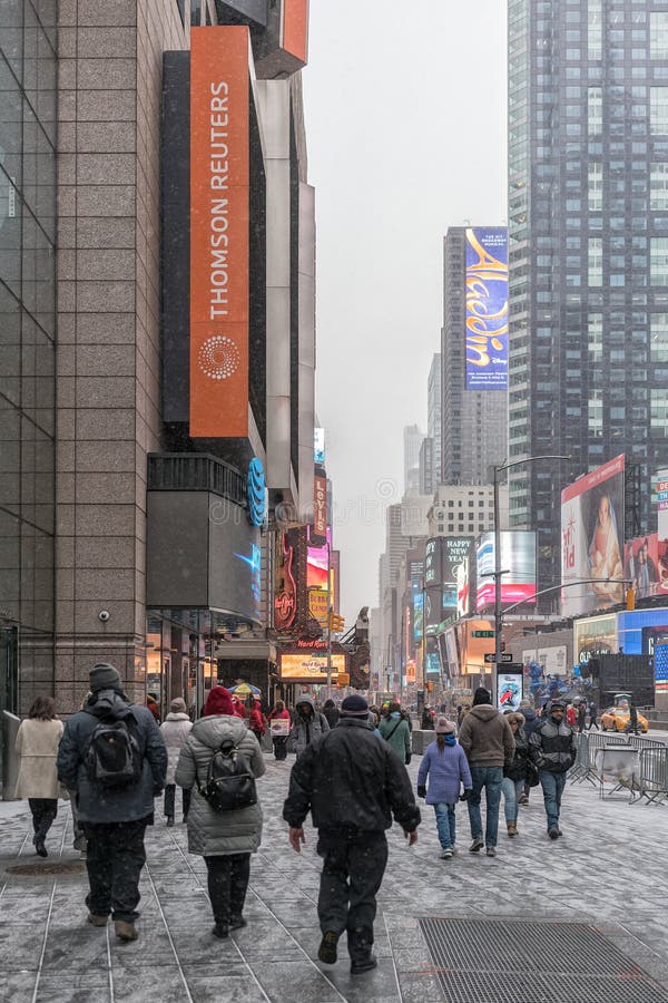 NYC/USA - 29 DEZ 2017 persone che camminano in Times Square, New York fotografia stock libera da diritti NYC/USA - 29 DEZ 2017 persone che camminano in Times Square, New York fotografia stock libera da diritti