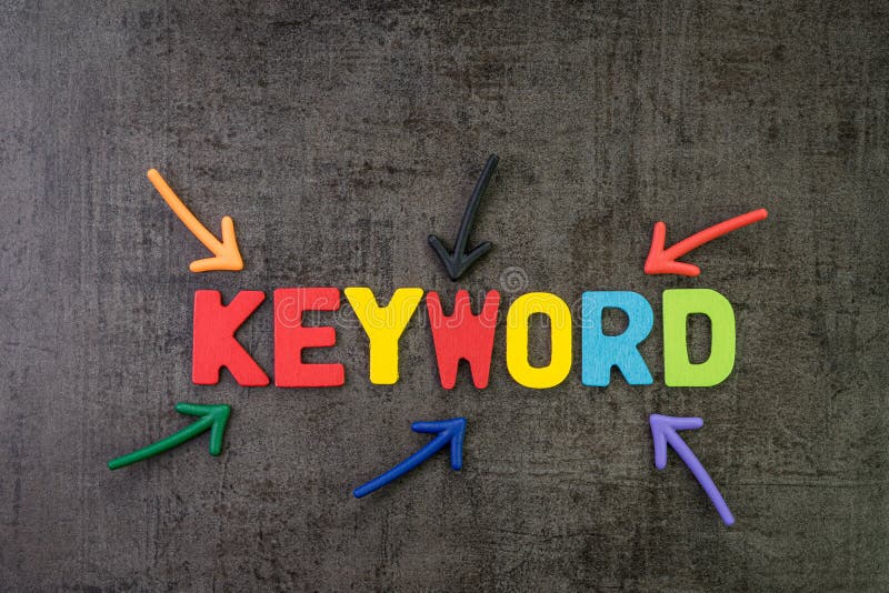 Nyckelord forskar för SEO, sökandemotorOptimization som bjuder på sökanderesultatsidan för att främja websiten direktanslutet, må royaltyfria foton Nyckelord forskar för SEO, sökandemotorOptimization som bjuder på sökanderesultatsidan för att främja websiten direktanslutet, må royaltyfria foton