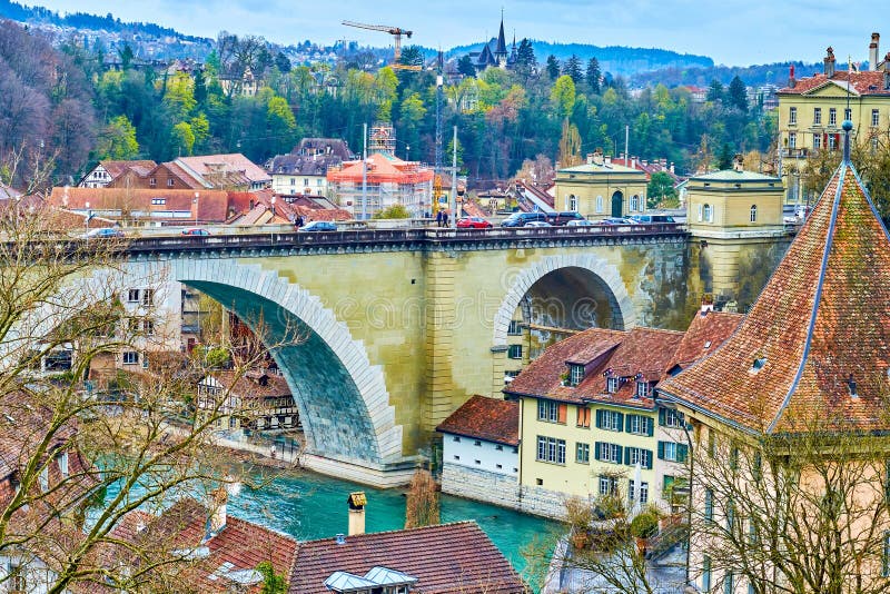 Nydeggbrucke bridge and medival townhouses on the riverside of Aare river in Bern, Switzerland stock photography