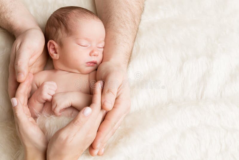 Nyfött behandla som ett barn i familjhänder som sover den nyfödda ungen, förälderomsorg royaltyfri bild Nyfött behandla som ett barn i familjhänder som sover den nyfödda ungen, förälderomsorg royaltyfri bild