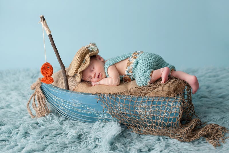 Nyfött behandla som ett barn pojken i fiskaren Outfit