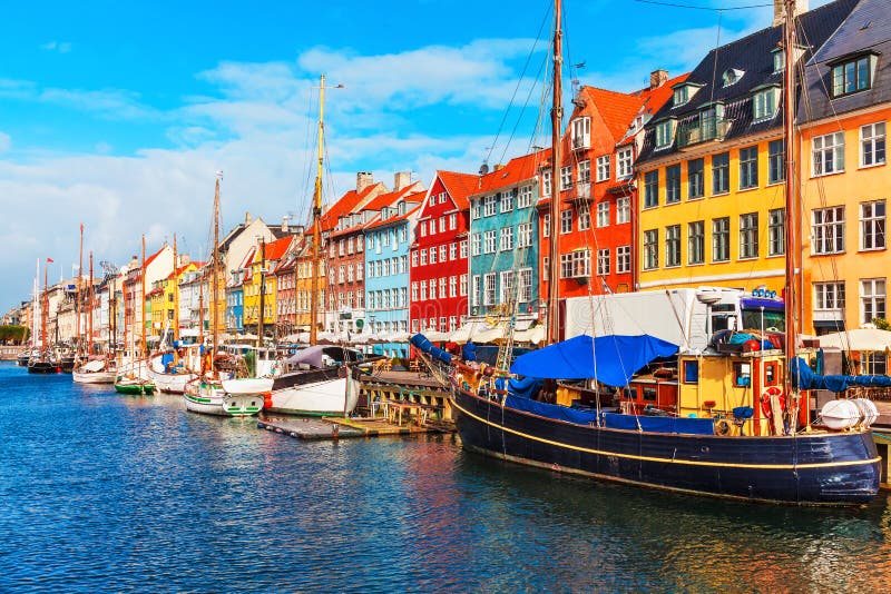 Panoramica veduta estiva del Nyhavn pier con il colore di edifici, navi, yacht e barche a vela nella Città Vecchia di Copenaghen, in Danimarca.