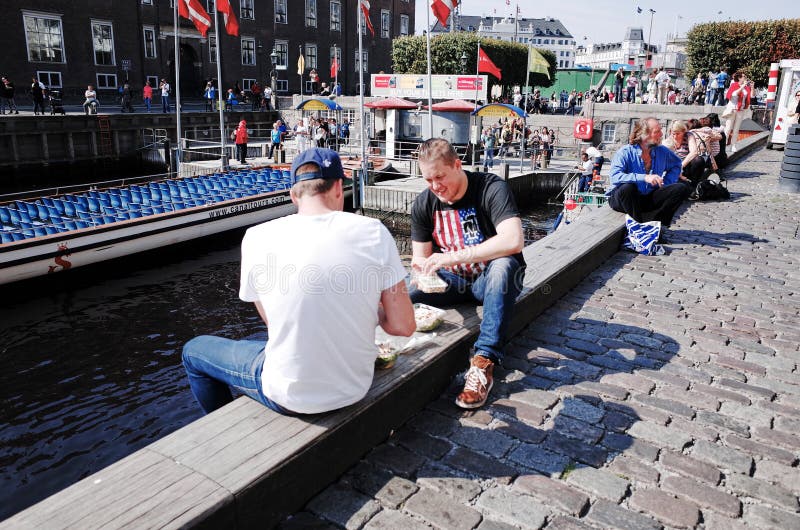 Nyhavn Es una costa, un canal y un distrito del siglo XVII del entretenimiento en Copenhague, Dinamarca imagen de archivo Nyhavn Es una costa, un canal y un distrito del siglo XVII del entretenimiento en Copenhague, Dinamarca imagen de archivo