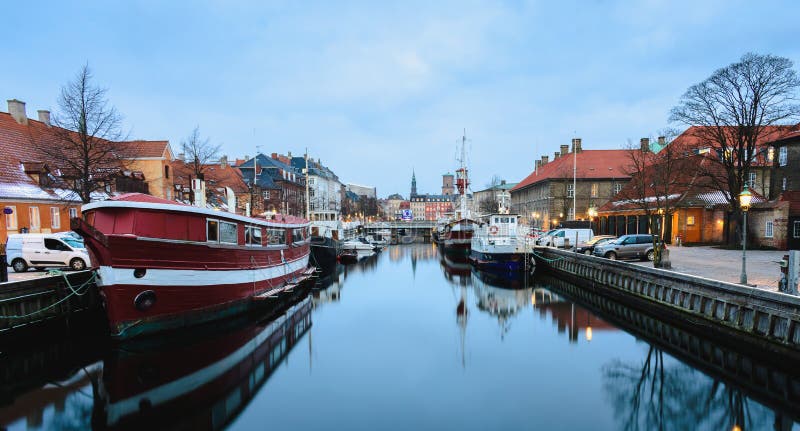 Nyhavn-Kanal in Kopenhagen an den blauen Stunden - Dänemark lizenzfreies stockfoto Nyhavn-Kanal in Kopenhagen an den blauen Stunden - Dänemark lizenzfreies stockfoto