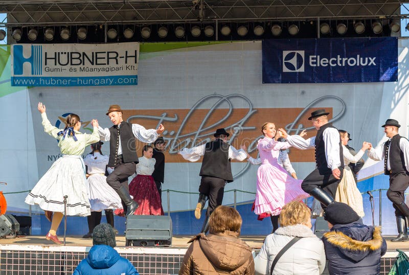 Nyiregyhaza, Hungría, Februar 16, 2019 Funcionamiento húngaro del conjunto de la danza del folclore en traje popular tradicional imagen de archivo Nyiregyhaza, Hungría, Februar 16, 2019 Funcionamiento húngaro del conjunto de la danza del folclore en traje popular tradicional imagen de archivo