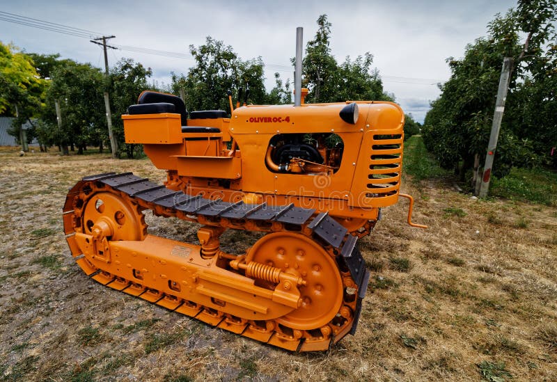 Nyligen återställd Oliver OC-4 larvtraktor fotografering för bildbyråer Nyligen återställd Oliver OC-4 larvtraktor fotografering för bildbyråer