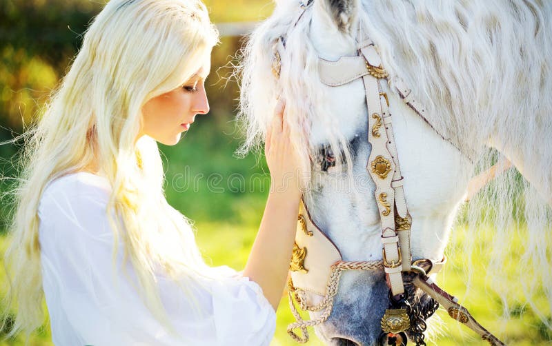 Nymphe blonde sensuelle et cheval majestueux image libre de droits Nymphe blonde sensuelle et cheval majestueux image libre de droits
