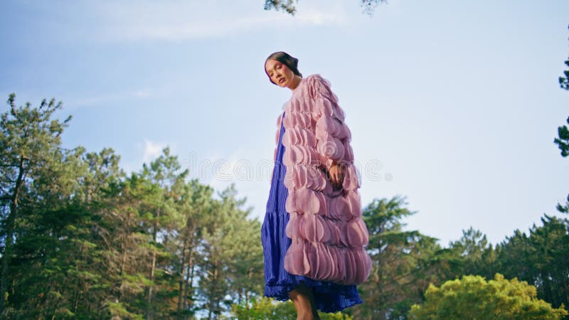 Nymphe douce posant nature dans la forêt verte avant. fascinante femme debout pierre banque de vidéos
