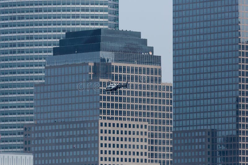 NYPD helikopter w lower manhattan obraz royalty free NYPD helikopter w lower manhattan obraz royalty free