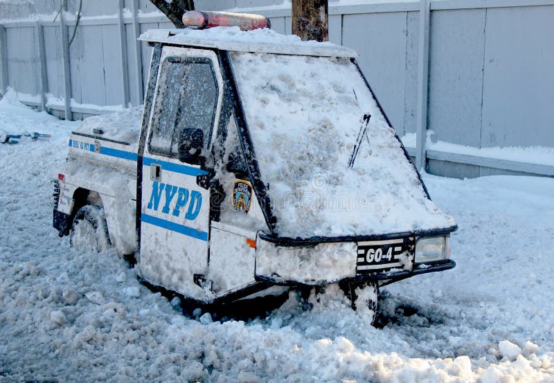 NYPD-medlet under insnöade Brooklyn, NY efter den massiva snöstormen Nemo slår nordost