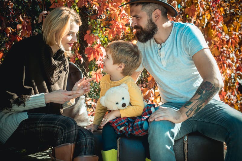 Nytt affärsföretag för start F?r?ldraskap och uppfostran Familj Tid Affärsföretag med sonen Ordna till för lång resa Fader och royaltyfria foton Nytt affärsföretag för start F?r?ldraskap och uppfostran Familj Tid Affärsföretag med sonen Ordna till för lång resa Fader och royaltyfria foton