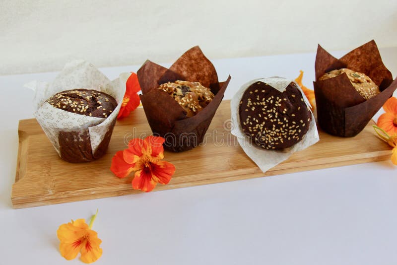 Nytt bakade muffin för frukost arkivbild Nytt bakade muffin för frukost arkivbild