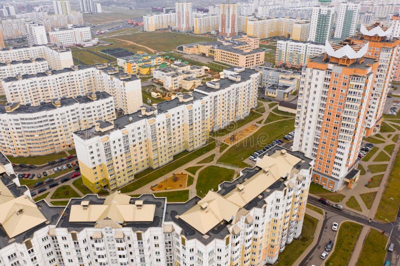 Nytt bostadsområde i staden Hög löneförhöjningbyggnadsantenn arkivbild Nytt bostadsområde i staden Hög löneförhöjningbyggnadsantenn arkivbild