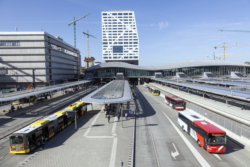 Nytt bussstation och stadskontor utrecht som ses från spång royaltyfri bild Nytt bussstation och stadskontor utrecht som ses från spång royaltyfri bild
