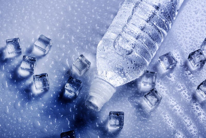 Nytt dricksvatten i plast- flaska arkivfoto Nytt dricksvatten i plast- flaska arkivfoto