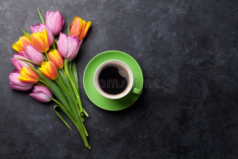 Nytt färgrikt tulpanblommor och kaffe royaltyfri bild