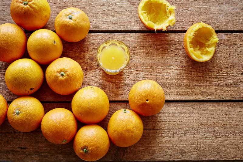 Nytt pressande orange fruktsaft och grupp av apelsiner royaltyfri bild Nytt pressande orange fruktsaft och grupp av apelsiner royaltyfri bild