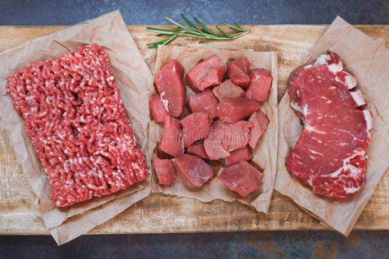 Nytt rått angus nötköttkött, helt, jord och huggit av royaltyfri fotografi