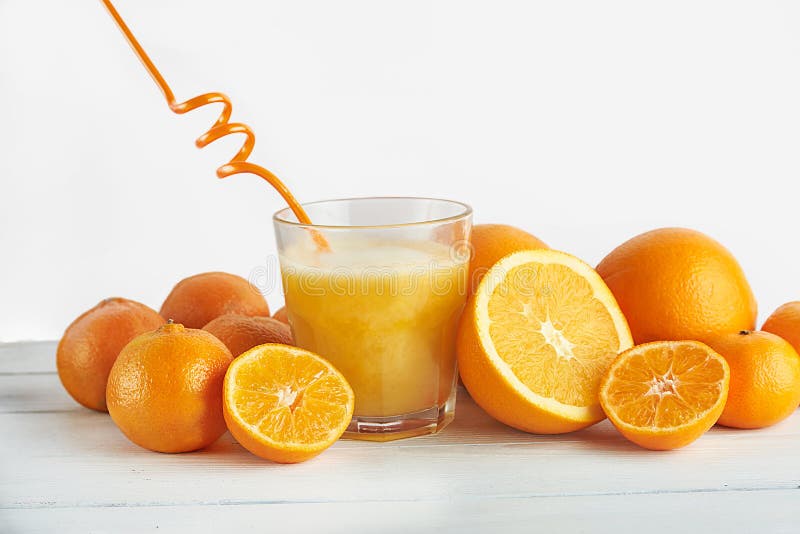 Nytt sammanpressade orange fruktsaft och apelsiner royaltyfri bild Nytt sammanpressade orange fruktsaft och apelsiner royaltyfri bild