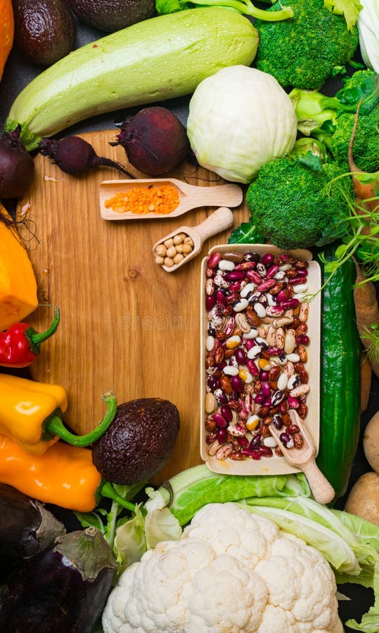 Nytt toppet matbegrepp med grönsaker och bönaFoods som är höga i fiber, anthocyanins, antioxidants, smarta kolhydrater, mineraler royaltyfri bild Nytt toppet matbegrepp med grönsaker och bönaFoods som är höga i fiber, anthocyanins, antioxidants, smarta kolhydrater, mineraler royaltyfri bild