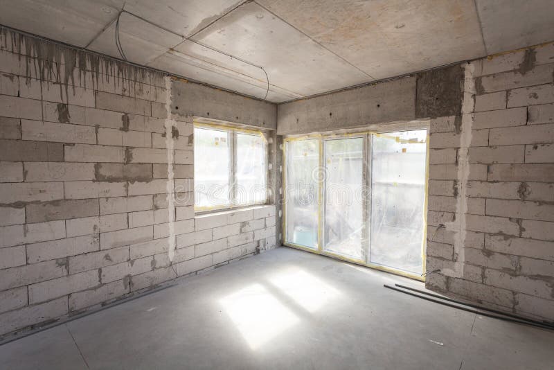 nytt under för konstruktionshus Kolsyrade konkreta kvarter, cementmurverkväggar, plast- fönster, elektrisk ledningsnätinstallatio royaltyfria foton nytt under för konstruktionshus Kolsyrade konkreta kvarter, cementmurverkväggar, plast- fönster, elektrisk ledningsnätinstallatio royaltyfria foton