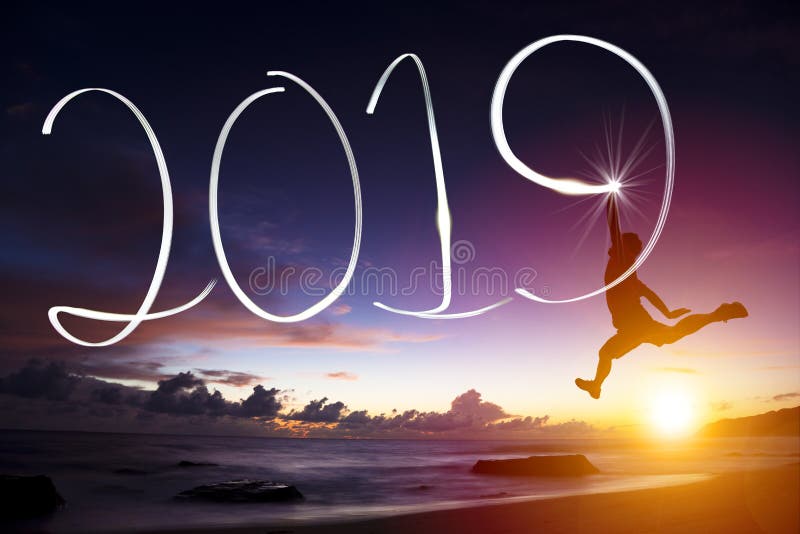 Nytt år 2019 manbanhoppning och teckning på stranden royaltyfria foton Nytt år 2019 manbanhoppning och teckning på stranden royaltyfria foton