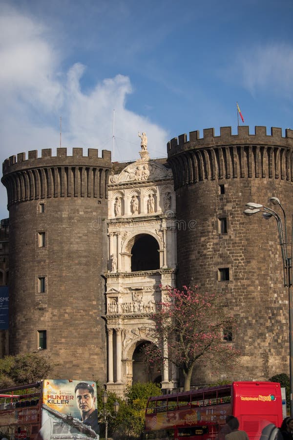 NÁPOLES, ITÁLIA - 4 de novembro de 2018 Castel Nuovo New Castle melhora - sabido como Maschio Angioino Angevin mantenha e ônibus foto de stock NÁPOLES, ITÁLIA - 4 de novembro de 2018 Castel Nuovo New Castle melhora - sabido como Maschio Angioino Angevin mantenha e ônibus foto de stock
