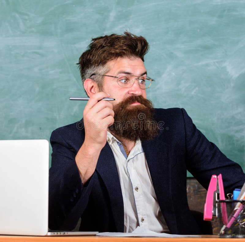 Não certo no conhecimento O examinador completamente das dúvidas senta-se no fundo do quadro da tabela Conceito do exame da escol imagens de stock royalty free Não certo no conhecimento O examinador completamente das dúvidas senta-se no fundo do quadro da tabela Conceito do exame da escol imagens de stock royalty free