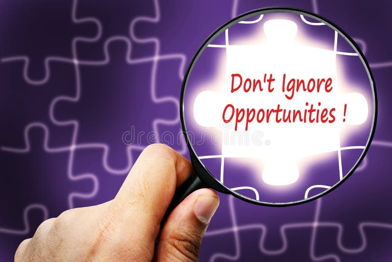 Não ignore oportunidades! palavra Lente de aumento e enigmas imagens de stock royalty free