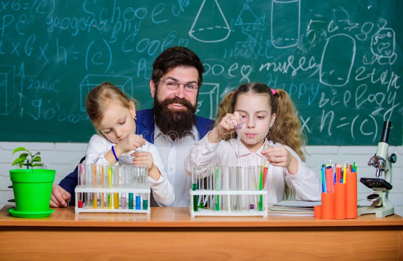 Não mais duro mais esperto do estudo r Estudantes pequenas que estudam para o exame da biologia com tutor imagem de stock Não mais duro mais esperto do estudo r Estudantes pequenas que estudam para o exame da biologia com tutor imagem de stock