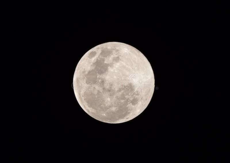 Nära övre fullmåne ’toppen snömåne ’som isoleras på mörk himmel i Thailand arkivfoto Nära övre fullmåne ’toppen snömåne ’som isoleras på mörk himmel i Thailand arkivfoto