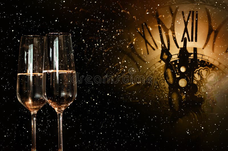 Nächtlicher Himmel mit Uhr und Champagner für neues Jahr stockfotografie Nächtlicher Himmel mit Uhr und Champagner für neues Jahr stockfotografie