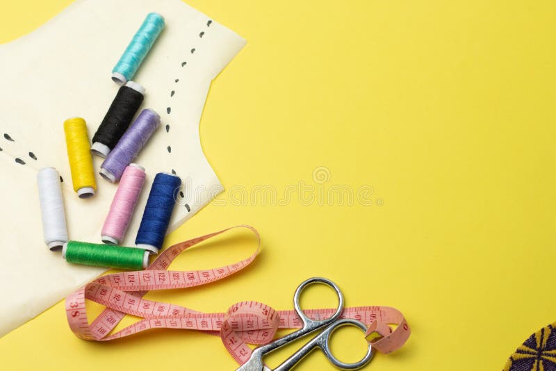 Nähende Zusätze und Gewebe auf einem yelow Hintergrund Nähgarne, Stifte, Muster und nähender Zentimeter Für zu Hause nähen oberse stockfoto Nähende Zusätze und Gewebe auf einem yelow Hintergrund Nähgarne, Stifte, Muster und nähender Zentimeter Für zu Hause nähen oberse stockfoto