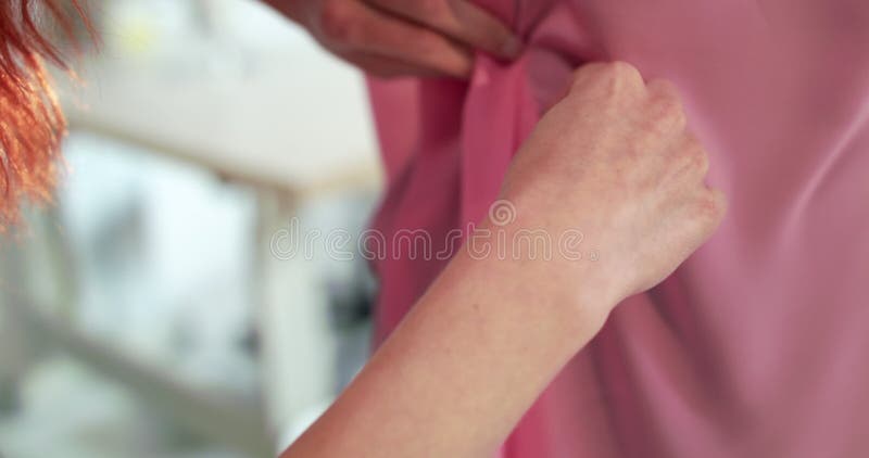 Näherin enge Hände passen Kleid auf die Schaufensterpuppe durch Pinning die Nadeln