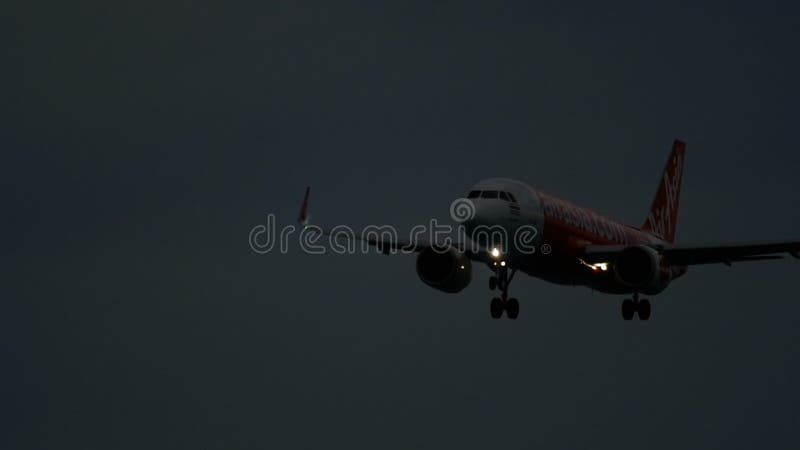 Nähernder Abend des Flugzeuges stock video footage