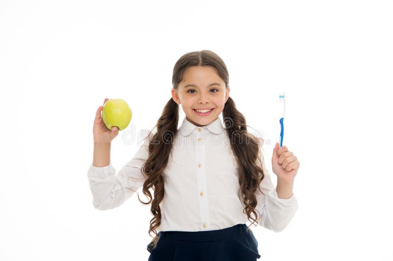 Nähren und Gesundheit Entwicklung von Kindern Kleines Kind, das mit Zahnbürste und grünem Apfel lächelt Glückliches Mädchen getre lizenzfreies stockfoto Nähren und Gesundheit Entwicklung von Kindern Kleines Kind, das mit Zahnbürste und grünem Apfel lächelt Glückliches Mädchen getre lizenzfreies stockfoto