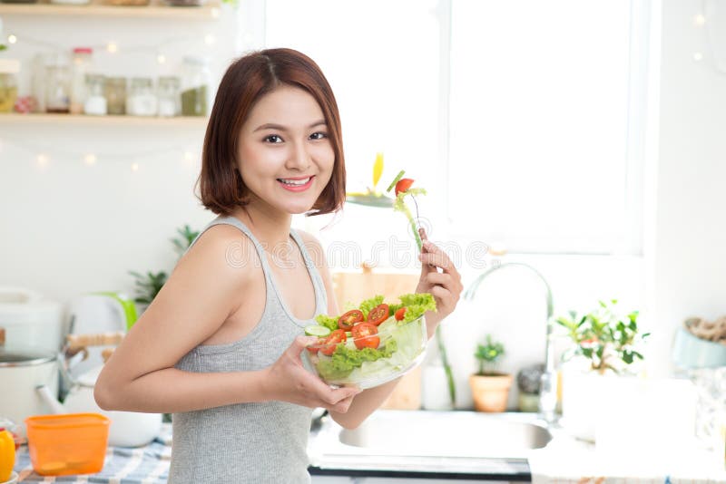 Nährendes Konzept Gesunde Nahrung Schönes junges Asiatin eatin lizenzfreies stockbild Nährendes Konzept Gesunde Nahrung Schönes junges Asiatin eatin lizenzfreies stockbild