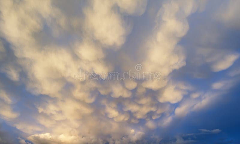 När du bedövar dramatisk mammatus fördunklar bildande omedelbart före arkivbilder