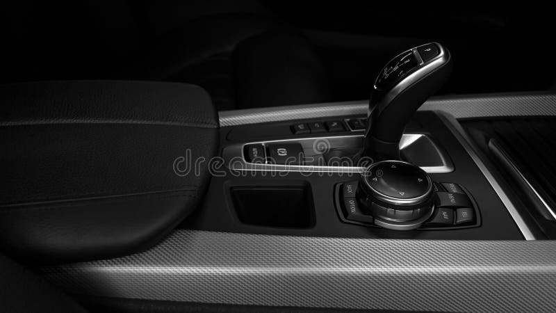 Nära detaljer om modern lyxbils insida. automatisk överföring. fotografering för bildbyråer
