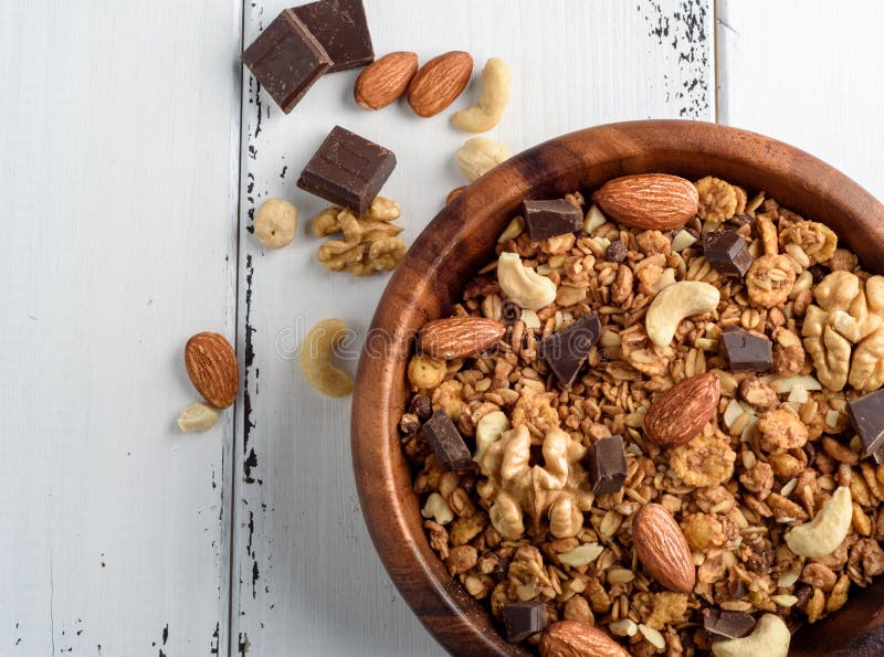 Nära för Granola som isoleras upp på vit bakgrund royaltyfria bilder Nära för Granola som isoleras upp på vit bakgrund royaltyfria bilder