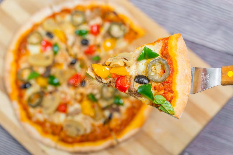 Nära och översta vyn av champinjon jalapeno pizza royaltyfri fotografi