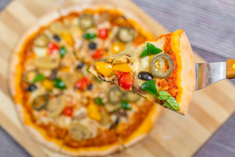 Nära och översta vyn av champinjon jalapeno pizza arkivbild