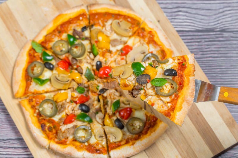 Nära och översta vyn av champinjon jalapeno pizza arkivfoton