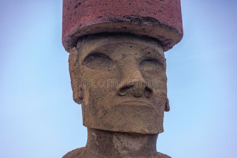 Nära sikt av den Moai statyframsidan av Ahu Nau Nau den bärande hårknuten nära den Anakena stranden - påskö, Chile royaltyfri fotografi