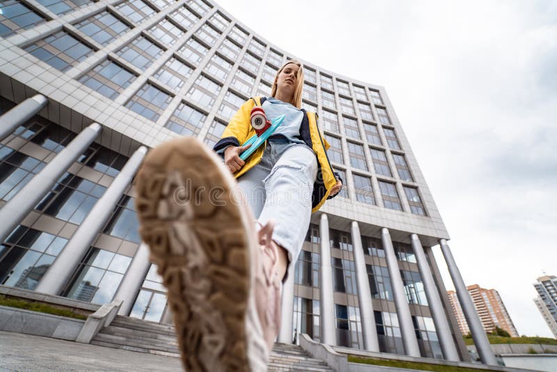 Nära små barnskor på gatan royaltyfri fotografi Nära små barnskor på gatan royaltyfri fotografi