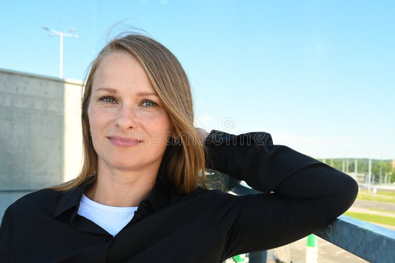 Nära upp porträtt av skönhetskvinna med att fladda vitt hår utomhus. vacker ung kvinnlig ansiktsslutning. royaltyfria foton