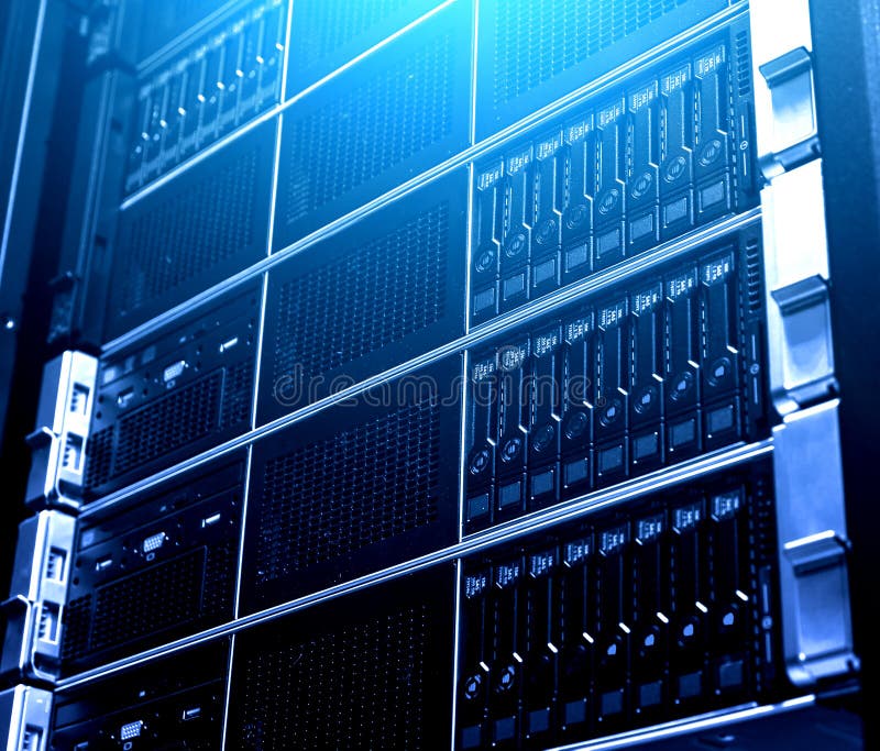 Nära upp åtskilligt system av modern utrustning för molnlagringsdata under blått ljus Teknologisk kugge inom teknologi och arkivbilder Nära upp åtskilligt system av modern utrustning för molnlagringsdata under blått ljus Teknologisk kugge inom teknologi och arkivbilder