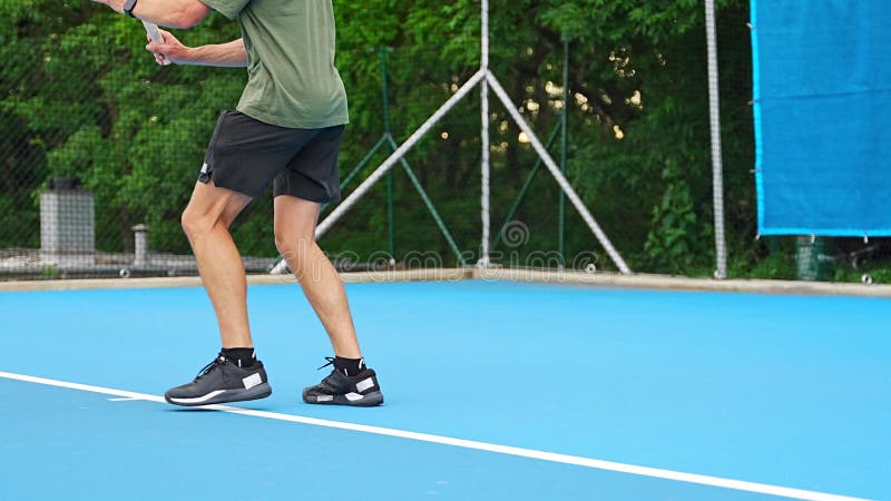 Nära vy över ben av professionella manliga tennisspelare som spelar tennis utanför domstol arkivfilmer
