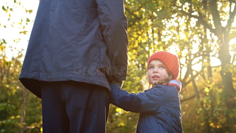 Nära övernattning av morfar Holding Hands med mordottern på hösten går genom landsidan royaltyfri bild