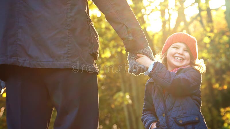 Nära övernattning av morfar Holding Hands med mordottern på hösten går genom landsidan arkivfoton